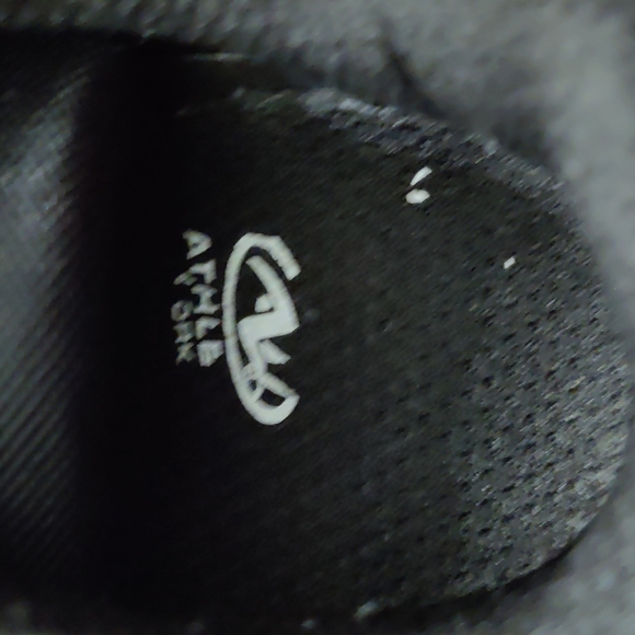 ***Athletic Sneakers Boys(5) Toddlers. - Picture 5 of 6